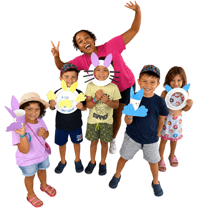 Animadora de Klan Entertainment con niños mostrando sus manualidades