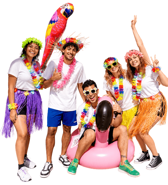 Animadores de Klan Entertainment en una fiesta hawaiana con collares de flores y flotadores