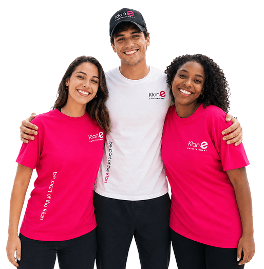 Animadores de Klan Entertainment con la camiseta «be part of the klan»